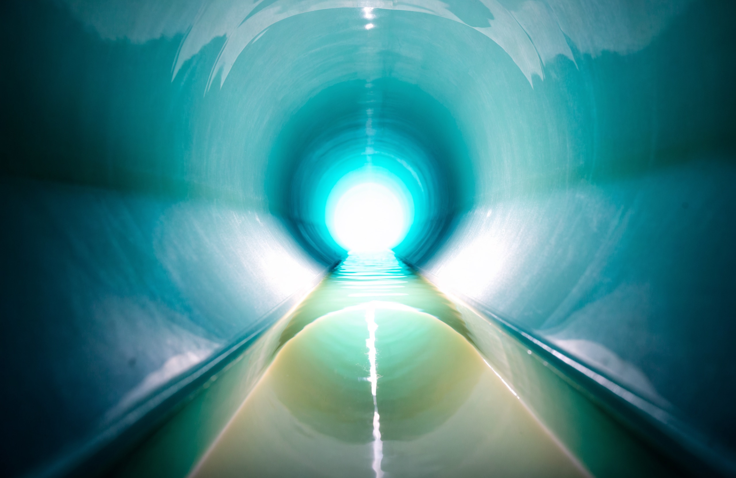 Paroi interne d'une canalisation entretenue, régulière et nacrée, signe d'un réseau suivi en curage préventif